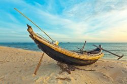 Bateau amarré sur une plage de sable blanc à Hue